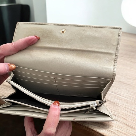 Gucci Vintage long snap closure wallet. Callouts some rubbing on the sides - Picture 5 of 9